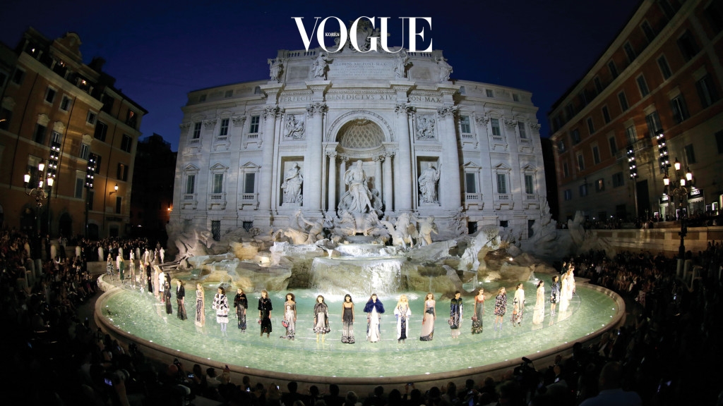 로마의 관광 명소인 트레비 분수 위에 모델들이 떠다니는 듯한 환상적인 쇼를 연출한 펜디 오뜨 꾸뛰르의 피날레.