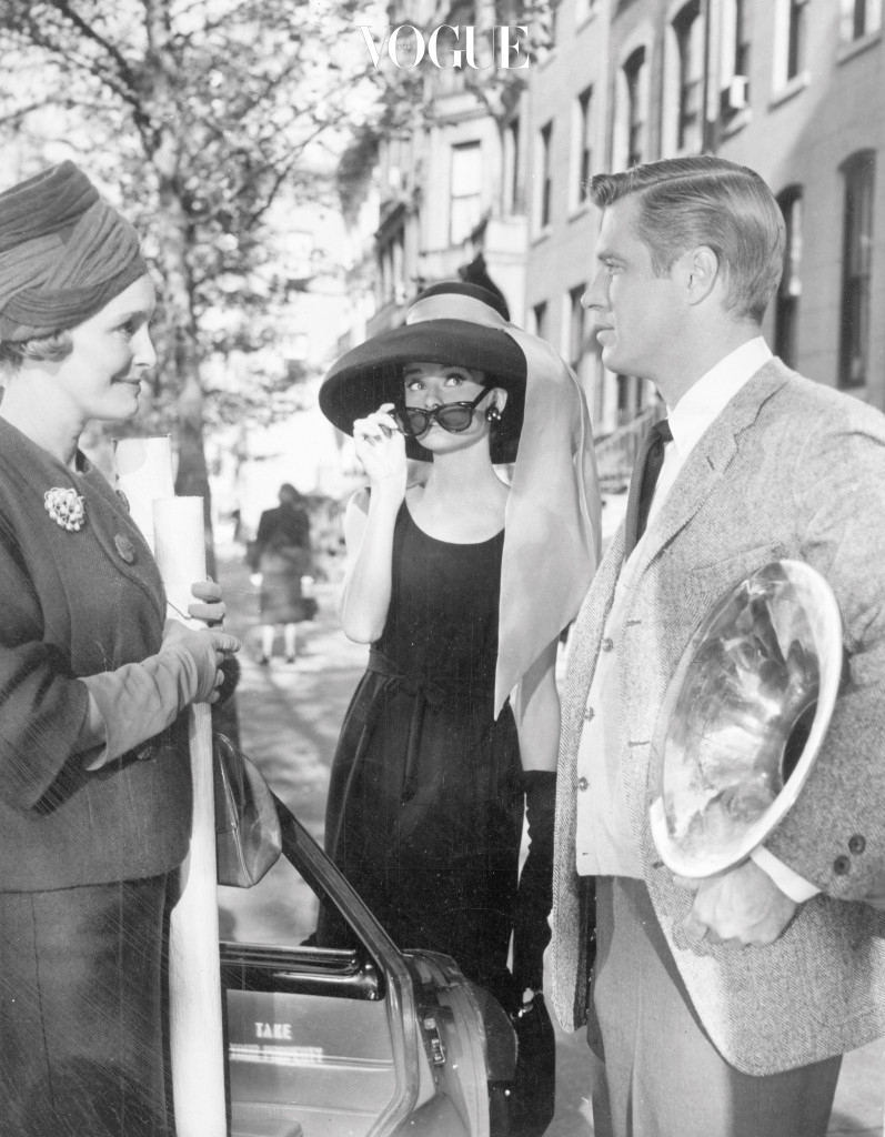 (1961) 홀리(오드리 헵번 분)는 이웃 폴(조지 페파드 분)이 이웃집 여자와 다정하게 대화를 나누는 게 신경 쓰인다.