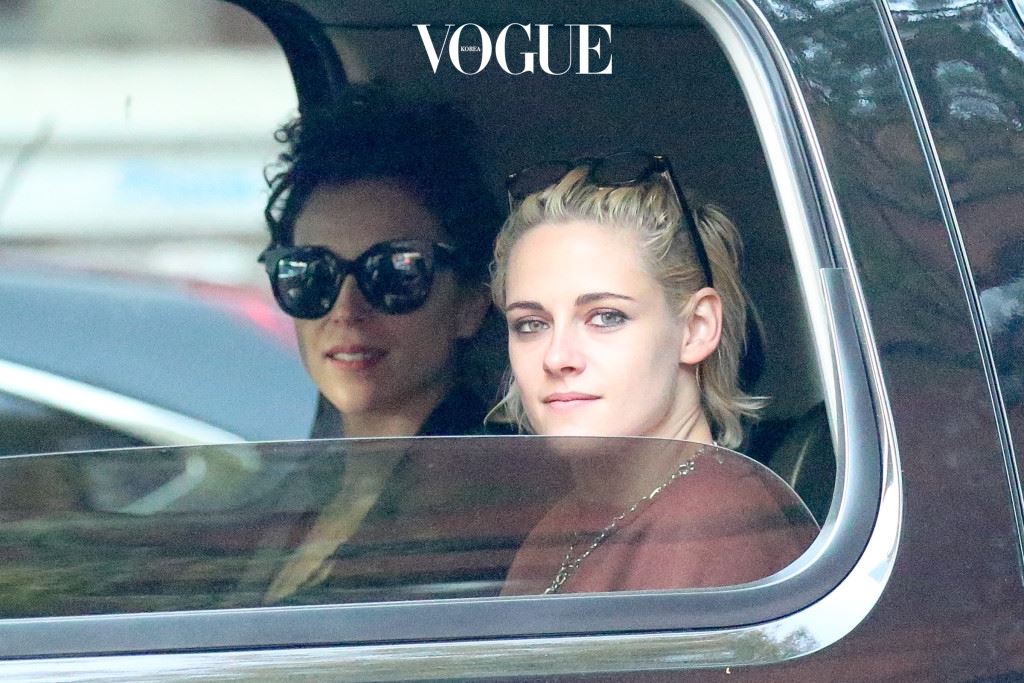 EXCLUSIVE: Kristen Stewart and St. Vincent are spotted heading to the airport in New York City Pictured: Kristen Stewart and St. Vincent Ref: SPL1375280  171016   EXCLUSIVE Picture by: Felipe Ramales / Splash News Splash News and Pictures Los Angeles:310-821-2666 New York:212-619-2666 London:870-934-2666 photodesk@splashnews.com 