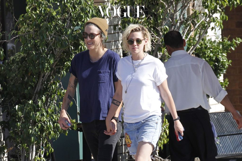 EXCLUSIVE: **PREMIUM EXCLUSIVE RATES APPLY** Kristen Stewart seen holding hands with her girlfriend Alicia Cargile after having lunch at En Sushi. Pictured: Kristen Stewart and Alicia Cargile Ref: SPL1267928  250716   EXCLUSIVE Picture by: Splash News Splash News and Pictures Los Angeles:310-821-2666 New York:212-619-2666 London:870-934-2666 photodesk@splashnews.com 
