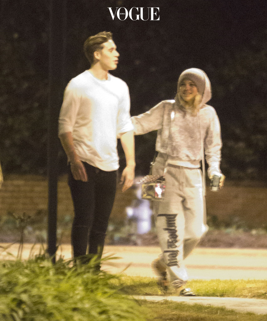 EXCLUSIVE: *PREMIUM EXCLUSIVE RATES APPLY* Brooklyn Beckham and Sofia Richie look close on a midnight stroll through Beverly Hills on October 28. Sofia had her arm on Brooklyn as the celebrity offspring walked along together, a short distance in front of a couple of friends. They found a beach ball in the street and Sofia playfully kicked it along. When they realized they had been spotted by a photographer they quickly split up and ran down an alleyway. Pictured: Brooklyn Beckham and Sofia Richie Ref: SPL1381181  311016   EXCLUSIVE Picture by: SPW / Splash News Splash News and Pictures Los Angeles:310-821-2666 New York: 212-619-2666 London:870-934-2666 photodesk@splashnews.com 
