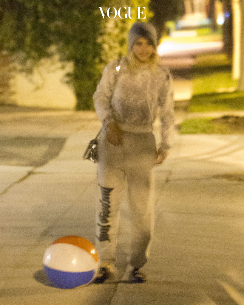 EXCLUSIVE: *PREMIUM EXCLUSIVE RATES APPLY* Brooklyn Beckham and Sofia Richie look close on a midnight stroll through Beverly Hills on October 28. Sofia had her arm on Brooklyn as the celebrity offspring walked along together, a short distance in front of a couple of friends. They found a beach ball in the street and Sofia playfully kicked it along. When they realized they had been spotted by a photographer they quickly split up and ran down an alleyway. Pictured: Sofia Richie Ref: SPL1381181  311016   EXCLUSIVE Picture by: SPW / Splash News Splash News and Pictures Los Angeles:310-821-2666 New York: 212-619-2666 London:870-934-2666 photodesk@splashnews.com 