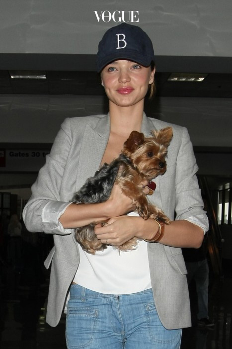 EXCLUSIVE: the newly engaged miranda kerr was seeing leaving los angeles airport Pictured: miranda kerr Ref: SPL189798  240610   EXCLUSIVE Picture by: Splash News Splash News and Pictures Los Angeles:310-821-2666 New York:212-619-2666 London:870-934-2666 photodesk@splashnews.com 