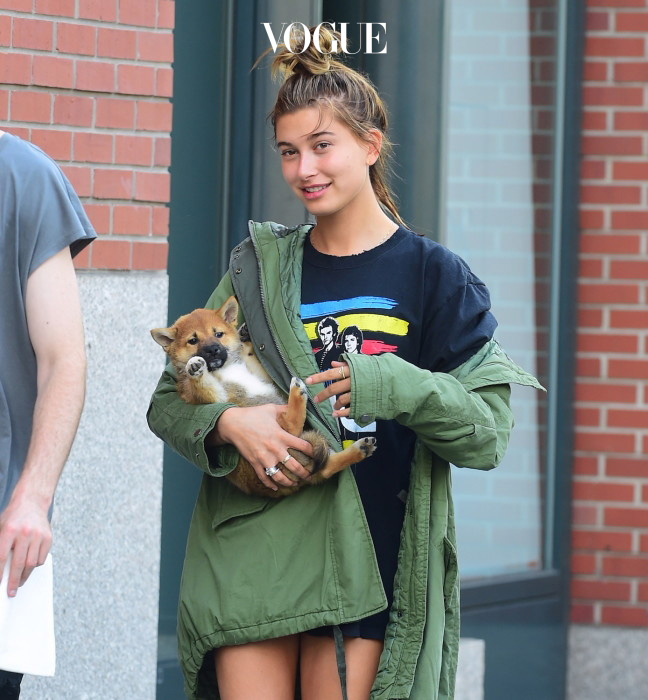 Hailey Baldwin was spotted out in NYC carrying the adorable puppy that she bought for her parents 25th anniversary. The cute ball of fur rested in her arms as she took the puppy to meet her pals Kendall Jenner and Jaden Smith. She then returned it to her Dad who was waiting in the car. Pictured: Hailey Baldwin Ref: SPL1055588  160615   Picture by: 247PAPS.TV / Splash News Splash News and Pictures Los Angeles:310-821-2666 New York:212-619-2666 London:870-934-2666 photodesk@splashnews.com 