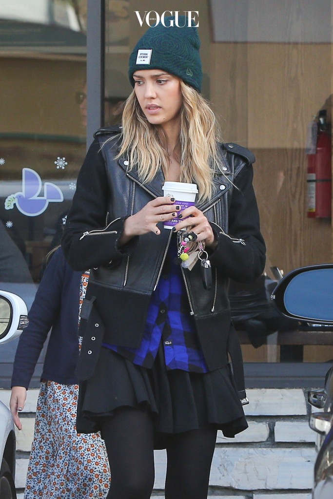 Jessica Alba and her daughters Honor and Haven Warren went shopping at West Elm in Los Angeles on Sunday.  Pictured: Jessica Alba Ref: SPL912102  141214   Picture by: Splash News Splash News and Pictures Los Angeles:310-821-2666 New York:212-619-2666 London:870-934-2666 photodesk@splashnews.com 