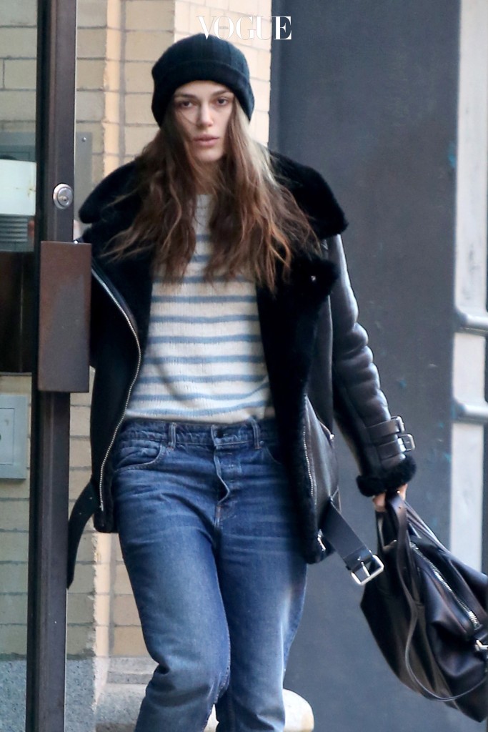 UK CLIENTS MUST CREDIT: AKM-GSI ONLY New York, NY - Keira Knightley leaves her apartment makeup free and with boyfriend jeans and a beanie on before heading to her Broadway play. Pictured: Kiera Knightley Ref: SPL1199126  191215   Picture by: AKM-GSI / Splash News 