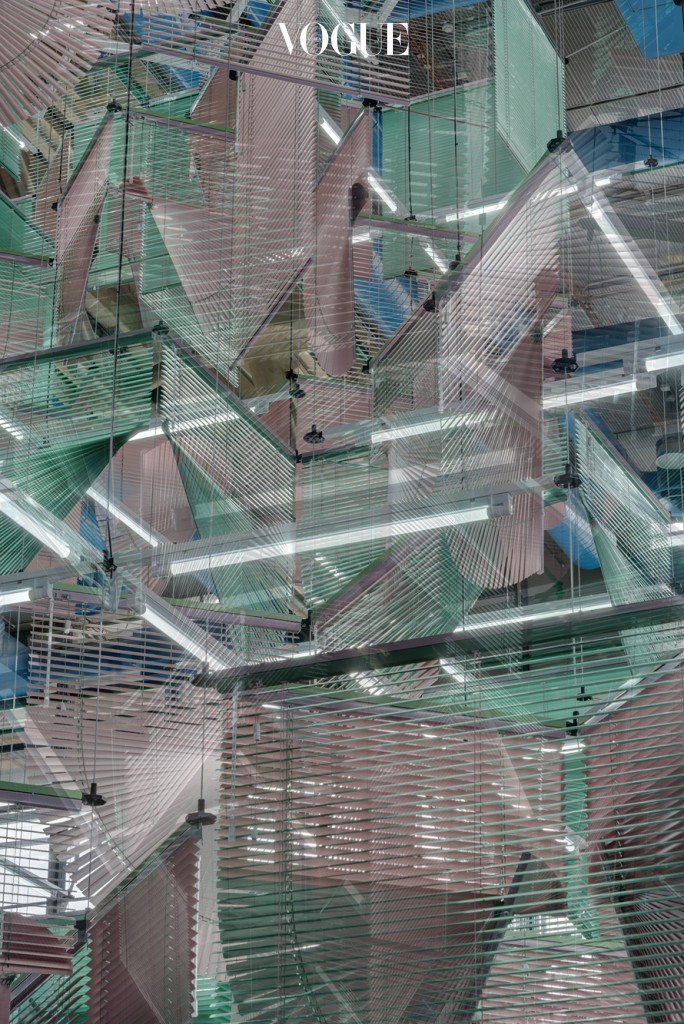 Lingering Nous, 2016, Aluminum Venetian blinds, aluminum hanging structure, powder coating, steel wire, LED tubes, cable, 933.5x963x1086 cm, Centre Pompidou, Paris, France, Photo: Florian Kleinefenn KUKJE