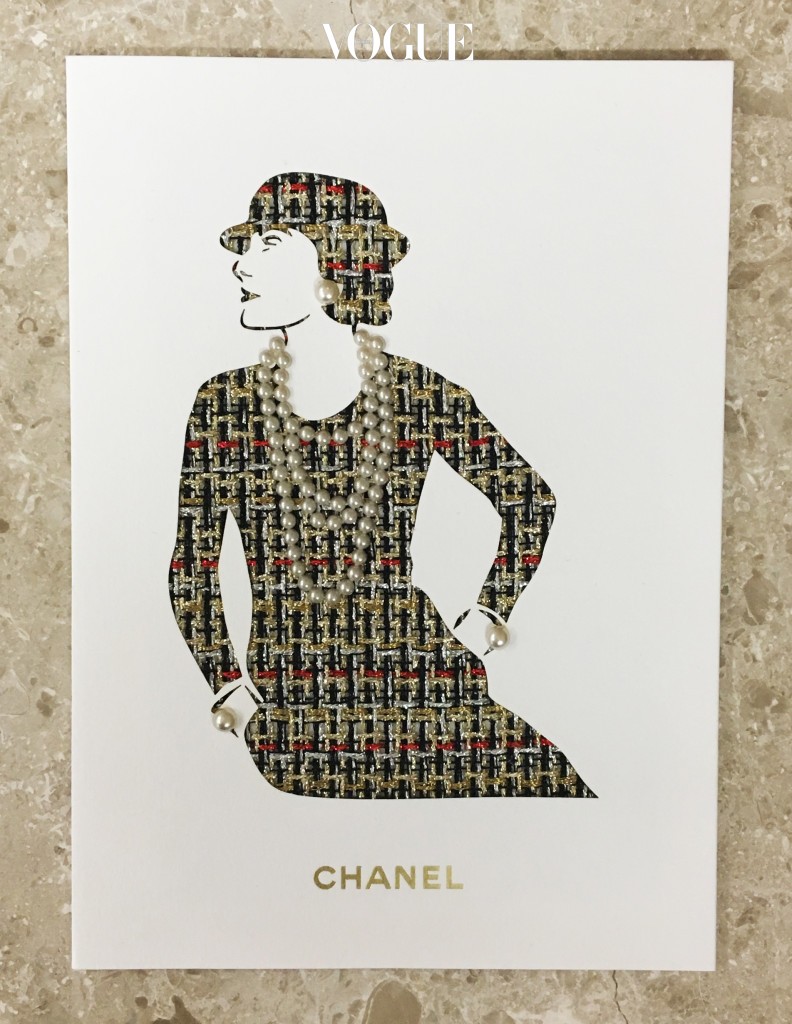 Chanel 코코 샤넬의 상징인 트위드 수트와 진주 목걸이를 섬세하게 장식한 샤넬표 크리스마스 카드!