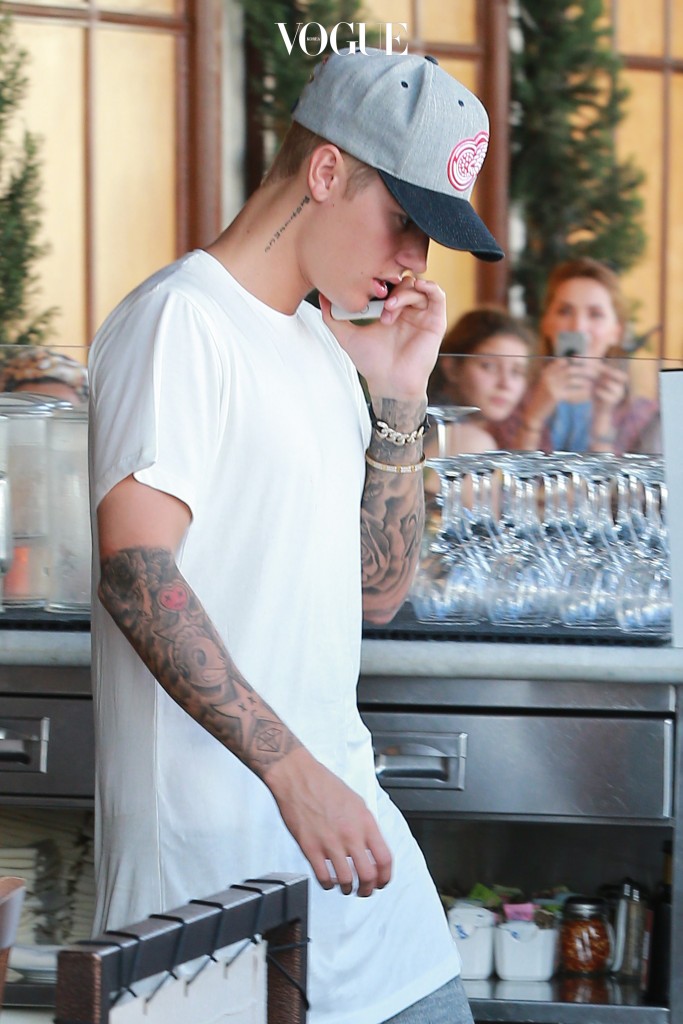 UK CLIENTS MUST CREDIT: AKM-GSI ONLY Beverly Hills, CA - Singer, Justin Bieber, is too busy chatting on the phone to pose with his fans after dining at Il Pastiaio Restaurant.  He was seen in a gray Detroit Red Wings baseball cap, white tee, gray shorts, and red sneakers. Pictured: Justin Bieber Ref: SPL1091560  300715   Picture by: AKM-GSI / Splash News 
