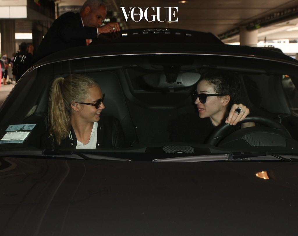 US & UK CLIENTS MUST ONLY CREDIT KDNPIX Cara Delevingne arrives in LA in tracksuit bottoms and varsity jacket at LAX where she's picked up by girlfriend St. Vincent. Pictured: Cara Delevingne, St. Vincent Ref: SPL1295707  040616   Picture by: KDNPIX Splash News and Pictures Los Angeles:310-821-2666 New York: 212-619-2666 London:870-934-2666 photodesk@splashnews.com 