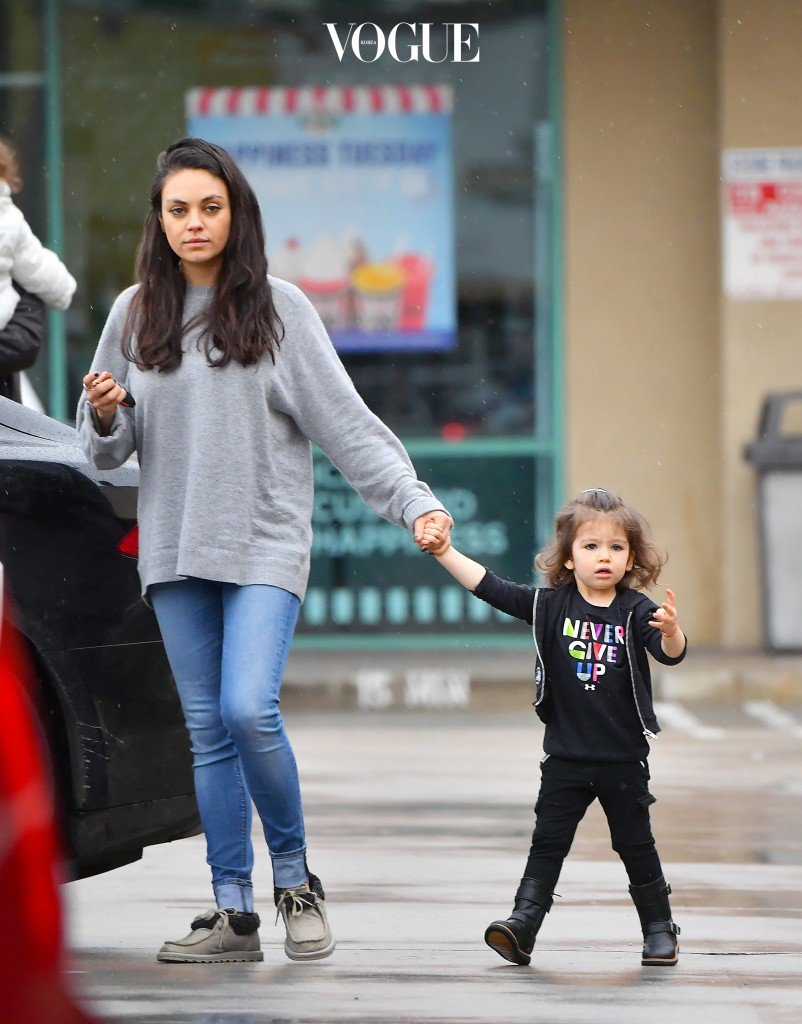 EXCLUSIVE: Mila Kunis and her daughter Wyatt enjoy a girls' day out as they leave a nail salon in Studio City. The two enjoyed a spa day in the rain before heading back home Pictured: Mila Kunis, Wyatt Kutcher Ref: SPL1418235  100117   EXCLUSIVE Picture by: Fern / Splash News Splash News and Pictures Los Angeles:310-821-2666 New York:212-619-2666 London:870-934-2666 photodesk@splashnews.com 