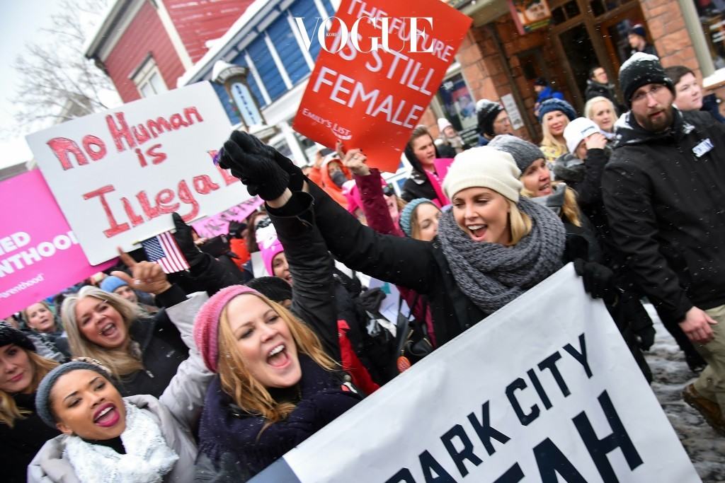 하지만 이런 운동을 단순히 미국 대선의 한 현상이라 속단하기는 이릅니다. 이번 Women’s March와 비슷한 모습을 띈 런웨이가 실제로 3년 전에 있었기 때문이죠. 샤를리즈 테론 Charlize Theron 