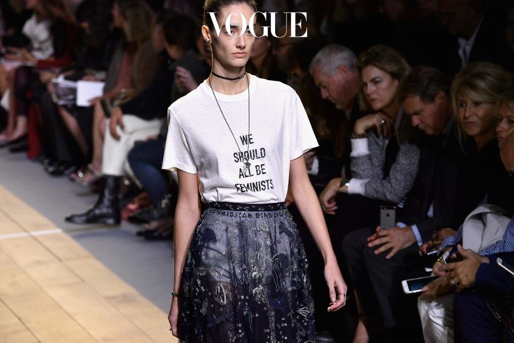 Spring 2017 디올 Dior 디올 하우스 역사상 첫 번째 여자 크리에이티브 디렉터인 마리아 그라지아 차우리(Maria Grazia Chiuri)가 내놓은 레터링 프린트 티셔츠가 이 모든 것을 대변하는 징표입니다. 