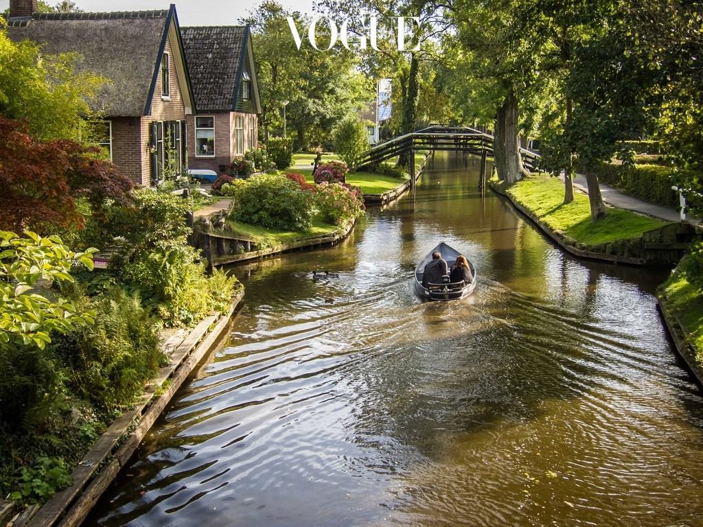 히트호른 Giethoorn, NETHERLANDS 네덜란드 암스테르담 근처에 위치한, 7킬로미터의 좁은 수로를 따라 형성된 동네. 12세기 지중해의 대홍수를 피해 이주하면서 생긴 마을로, 네덜란드의 베니스라는 별명을 지녔다. 아기자기한 집들과 그 주변을 가득 채운 야생화를 보며 물위를 거니는, 평화롭고 여유로운 시간. 