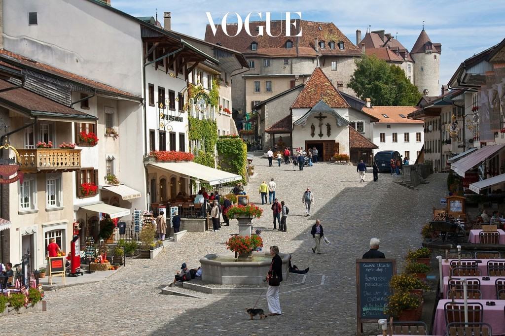그뤼예르 Gruyères, SWITZERLAND 스위스 알프스 산 속의 작고 예쁜 중세 마을. 프랑스어로 ‘학’을 의미하는 이곳은 11세기에 지어진 그대로의 모습을 간직한 유서 깊은 도시. 그뤼예르 치즈의 고장으로, 작지만 활기찬 분위기가 정겹다. 
