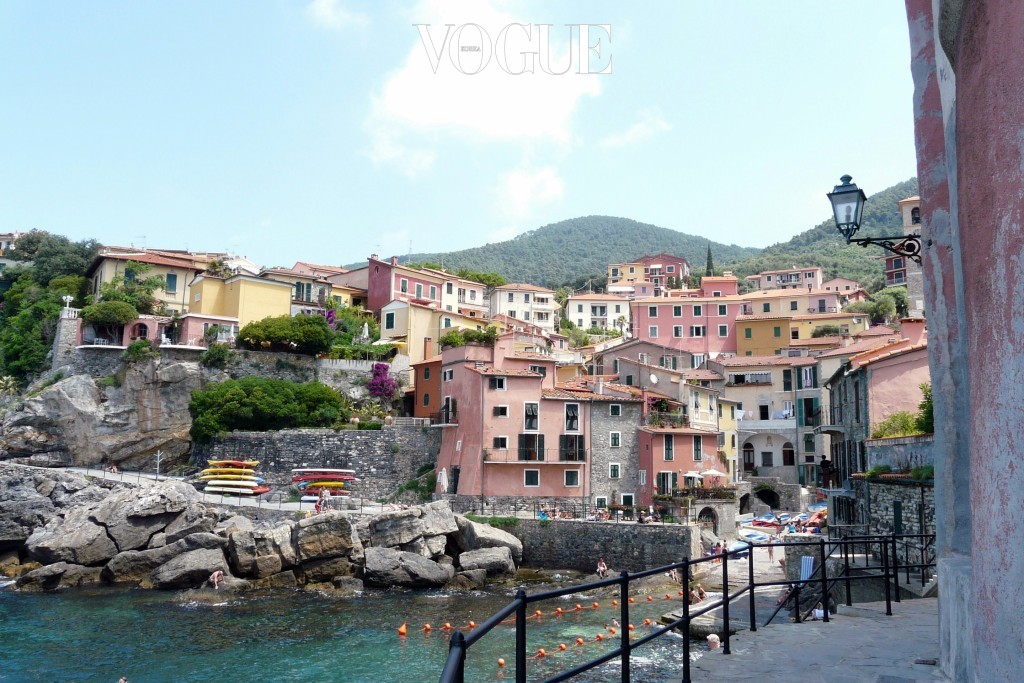 텔라로 Tellaro, ITALY 이탈리아 북서부에 위치한 해변 마을. 여행전문지가 선정한 ‘유럽의 가장 아름다운 마을 12’ 중에 뽑혔을 만큼 뛰어난 경관을 자랑한다. 최근 국내에도 잘 알려진 이탈리아 친퀘테레(Cinque Terre)와 유사한 파스텔톤 집들이 특색으로, 가히 ‘사랑스러운 마을’이라 할만하다. 