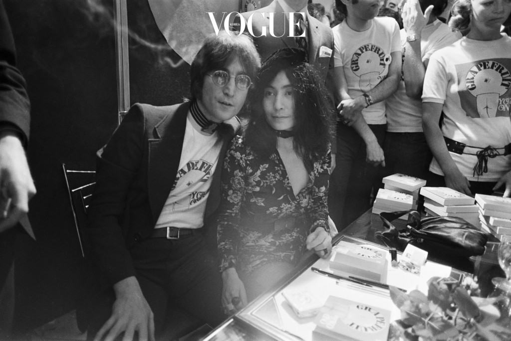 Singer and songwriterJohn Lennon (1940 - 1980) with his wife Yoko Ono, signing copies of her conceptual art book 'Grapefruit' at Selfridges, London, 15th July 1971.  (Photo by Jack Kay/Daily Express/Getty Images)
