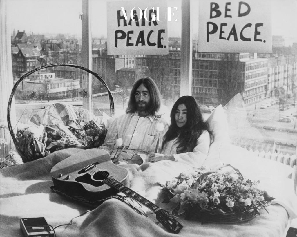 Beatle John Lennon (1940 ? 1980) and his wife of a week Yoko Ono in their bed in the Presidential Suite of the Hilton Hotel, Amsterdam, 25th March 1969. The couple are staging a 'bed-in for peace' and intend to stay in bed for seven days 'as a protest against war and violence in the world'. (Photo by Keystone/Hulton Archive/Getty Images)