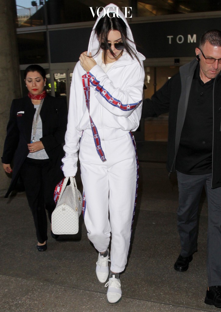 NO JUST JARED USAGE Kendall Jenner arrives at the Los Angeles International Airport in Los Angeles, California. Pictured: Kendall jenner Ref: SPL1429239  250117   Picture by: Splash News Splash News and Pictures Los Angeles:310-821-2666 New York:212-619-2666 London:870-934-2666 photodesk@splashnews.com 