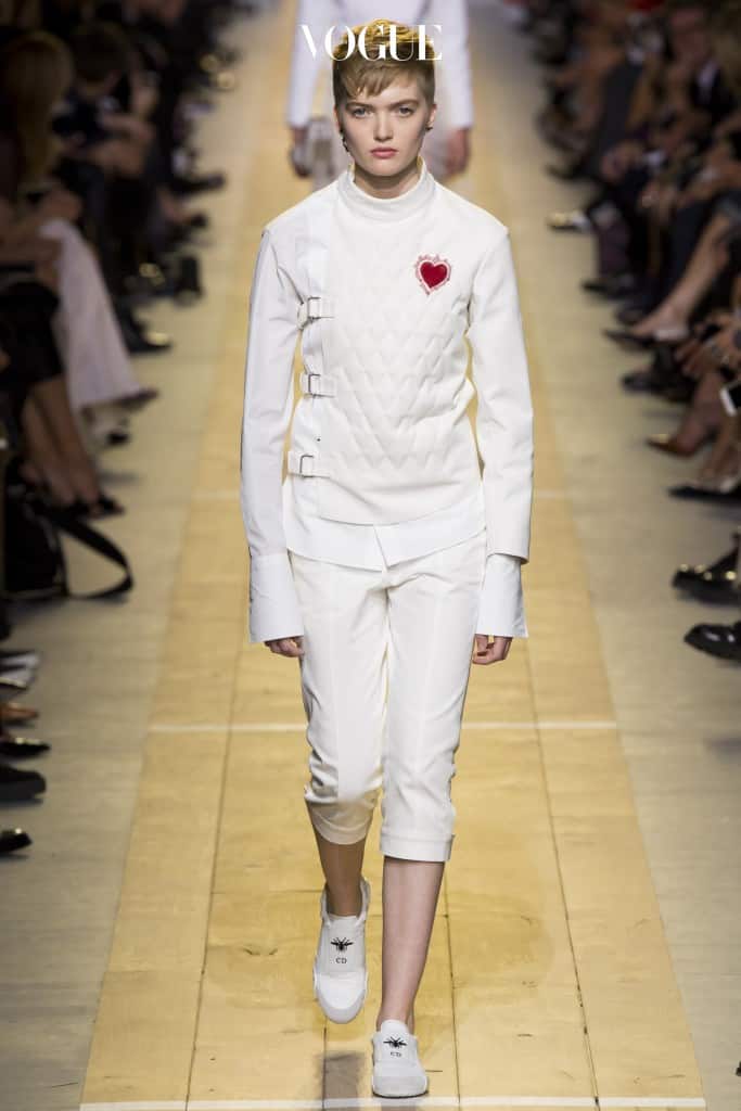 오랫동안 프랑스의 ‘여성성’을 대표해온 디올(Dior)이다. 펜싱 유니폼에서 영감받은 시크한 화이트 재킷에는 훈장처럼 강렬한 하트 모티프가 새겨져 있다. 