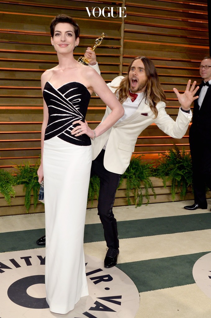 WEST HOLLYWOOD, CA - MARCH 02:  Actors Anne Hathaway (L) and Jared Leto attend the 2014 Vanity Fair Oscar Party hosted by Graydon Carter on March 2, 2014 in West Hollywood, California.  (Photo by Pascal Le Segretain/Getty Images)