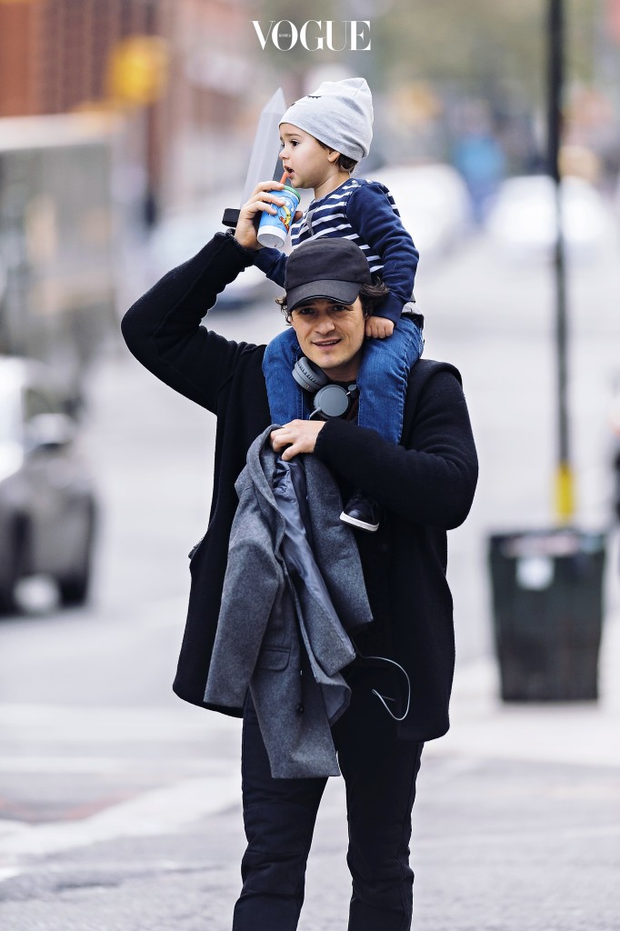 Actor Orlando Bloom's son Flynn spotted holding onto a sword while sitting on his father's shoulders in the Tribeca neighborhood of NYC. Pictured: Orlando Bloom and Flynn Bloom Ref: SPL651957  151113   Picture by: Jason Webber / Splash News Splash News and Pictures Los Angeles:310-821-2666 New York:212-619-2666 London:870-934-2666 photodesk@splashnews.com 