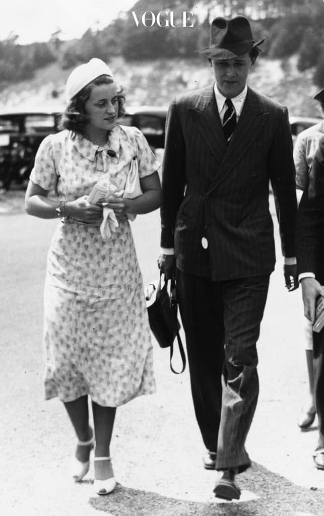 케네디 대통령의 둘째 여동생인 캐슬린은 ‘데본셔 공작’ 작위를 지닌 캐번디시 가문의 후손과 결혼했으나 남편이 제 2차 세계대전 중 남편을 잃었다. 그녀 역시 1948년 프랑스에서 비행기 추락 사고로 사망했다.