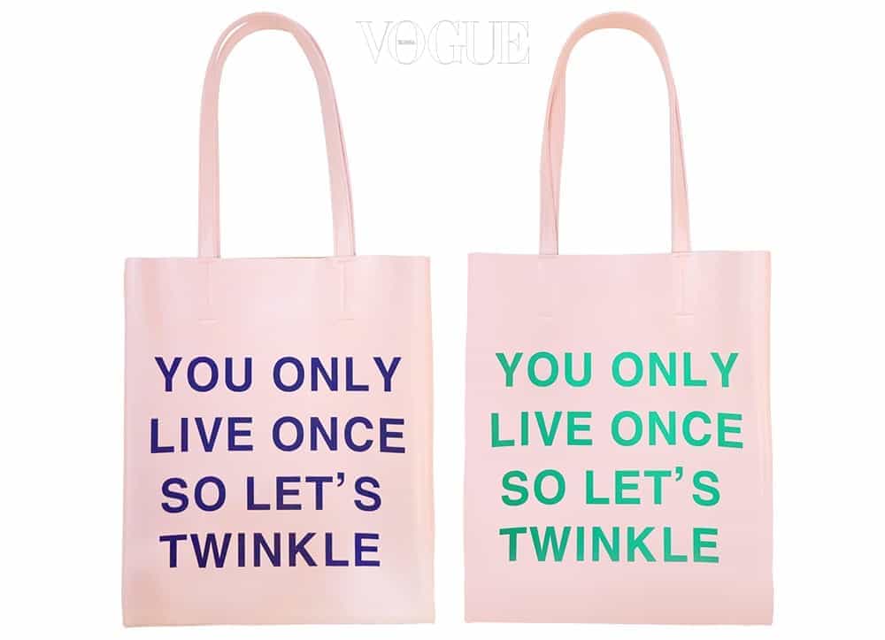 지금 '베네피트' 매장에서는 12만원 이상 구매시, 핑크 긍정백 'YOLO'를 증정하고 있답니다.  '한 번 사는 인생, 반짝여라' 문구와 베네피트가 주는 핑크 에너지가 참 잘어울리죠? 