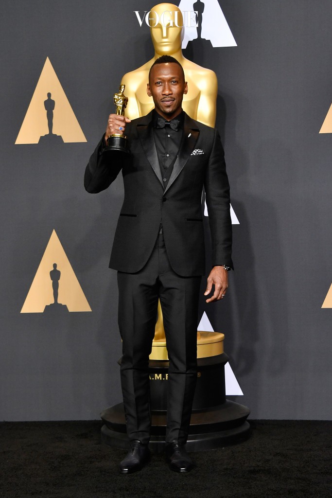 HOLLYWOOD, CA - FEBRUARY 26:  Actor Mahershala Ali, winner of Best Supporting Actor for 'Moonlight' poses in the press room during the 89th Annual Academy Awards at Hollywood & Highland Center on February 26, 2017 in Hollywood, California.  (Photo by Frazer Harrison/Getty Images)