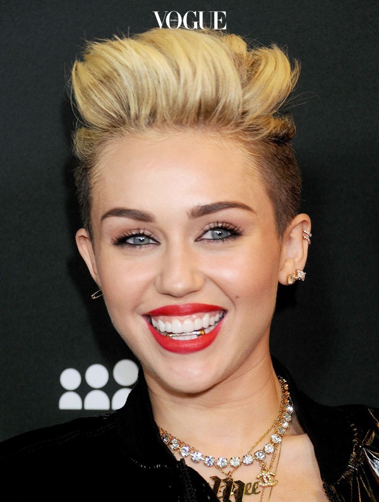 마일리 사이러스 Miley Cyrus 아래 치아에 드라큘라 같은 금니를 씌웠죠. 