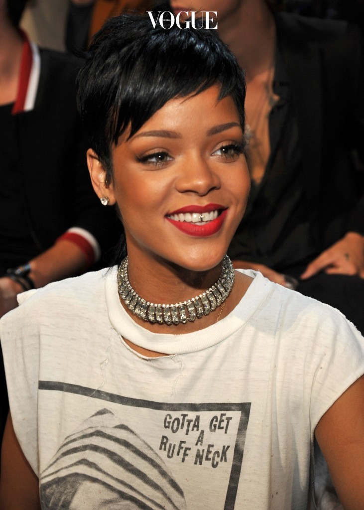 리한나 Rihanna 가운데 윗 치아의 중심을 실버로 장식했죠. 