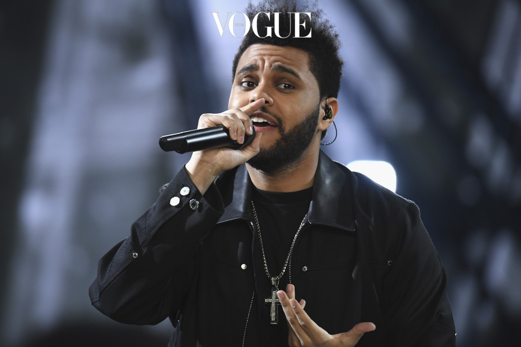 PARIS, FRANCE - NOVEMBER 30:  Weeknd performs during the runway at the Victoria's Secret Fashion Show on November 30, 2016 in Paris, France.  (Photo by Pascal Le Segretain/Getty Images for Victoria's Secret)