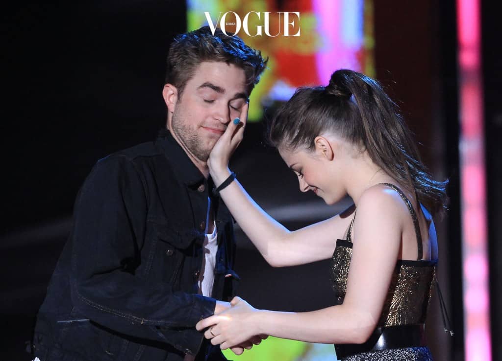 UNIVERSAL CITY, CA - JUNE 06:  Robert Pattinson and Kristen Stewart accept the Best Kiss Award onstage at the 2010 MTV Movie Awards held at the Gibson Amphitheatre at Universal Studios  on June 6, 2010 in Universal City, California.  (Photo by Christopher Polk/Getty Images)