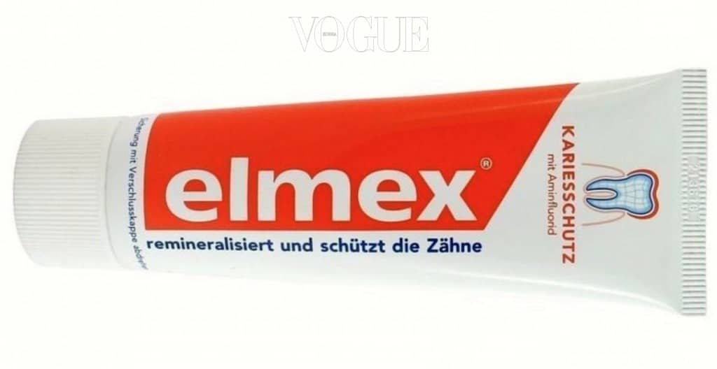 엘멕스 ELMEX “독일 제품에 대한 무한 신뢰감을 가지고 있어서 치약 하나를 사도 독일 제품을 선택해요. 요즘에는 엘멕스의 아침&저녁용 치약을 사용하는데, 상쾌한 느낌을 주는 동시에 자극적이지 않다는 것이 장점이죠. 특히 잇몸이 민감할 때 사용하면 금세 진정되는 걸 느낄 수 있어요.”  뷰티 에디터 박정인 