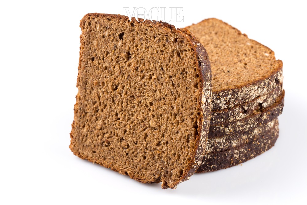 ‘빵순이’에게 빵을 먹지 말라 하니 견디기 힘들다고요? 그렇다면 100% 발효 호밀빵 한 조각을 허락합니다! 소화가 더딘데다 포만감을 주기 때문에 밥을 덜먹게 되는 효과도 있죠. 