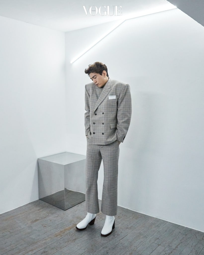 어깨를 강조한 더블 브레스트 재킷과 크롭트 팬츠, 흰색 플랫폼 부츠는 발렌시아가(Balenciaga).