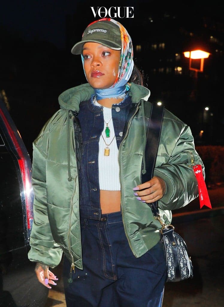 Singer Rihanna departs a dentist office in New York City, New York. Pictured: Rihanna Ref: SPL1467437  230317   Picture by: Jackson Lee / Splash News Splash News and Pictures Los Angeles:310-821-2666 New York:212-619-2666 London:870-934-2666 photodesk@splashnews.com 