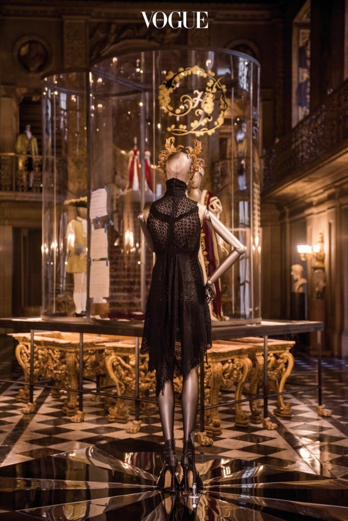 스텔라 테넌트가 알렉산더 맥퀸 쇼에서 입고, 선물 받았던 블랙 레이스 드레스도 전시 초반에 만날 수 있다.