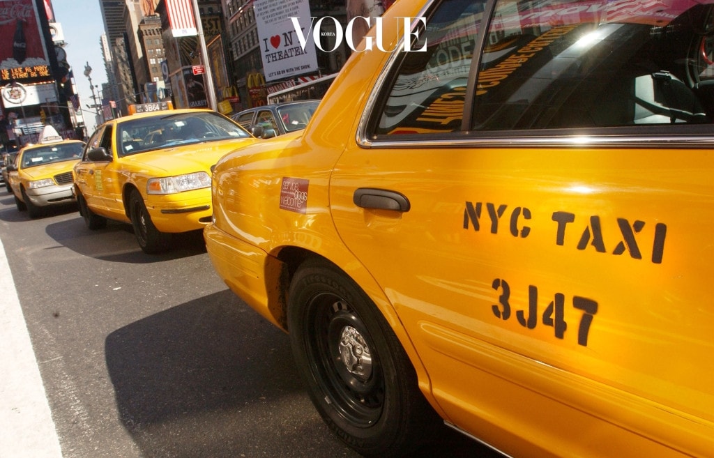 에서 캐리는 늘 뉴욕의 상징인 노란 택시를 타고 다녔다. 여전히 뉴욕에는 노란 택시들이 눈에 띄지만 그보다 더 많은 수의 앱기반 택시들이 도로를 공유한다. 손을 내밀어 택시를 잡는 풍경대신 앞에 선 택시를 향해 “우버인가요?” “리프트인가요?” “비아인가요?”라고 묻는 게 일상이 된 뉴욕의 택시 풍경. 뉴욕의 새로운 택시들을 소개한다.  