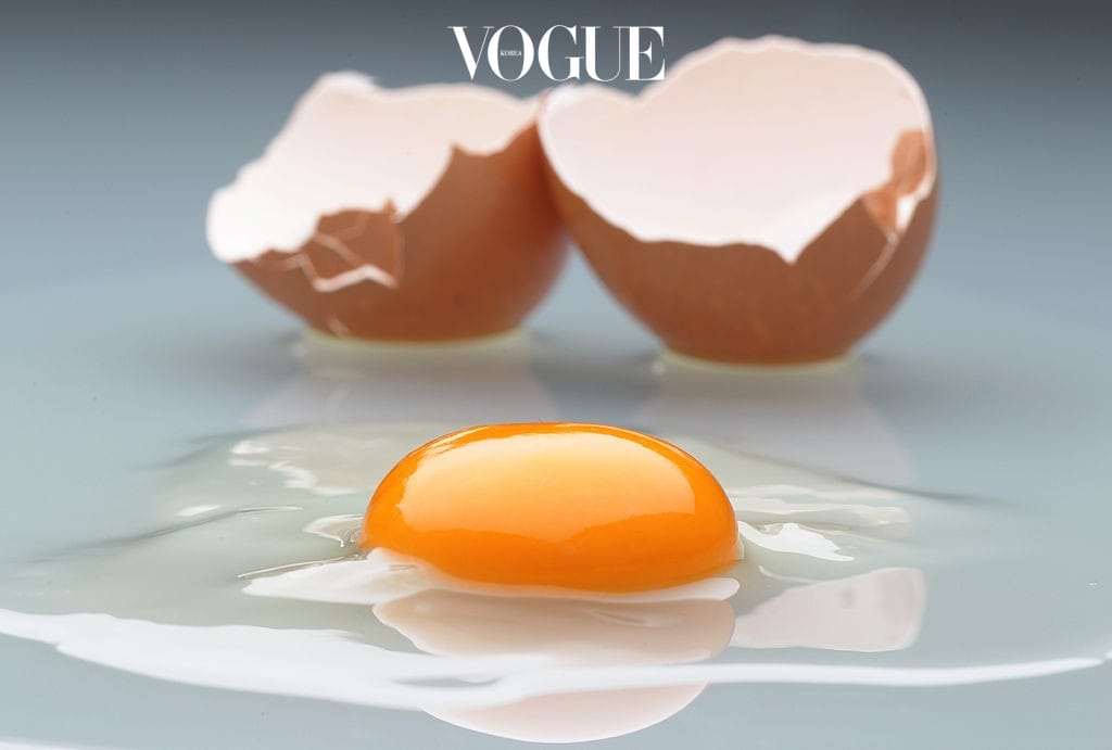 1 계란 계란이 단백질로 가득 차 있다는 사실은 모두 알고 계시죠? 계란 하나에는 5.53g의 단백질이 들어 있어서 두 알만 먹어도 일일 권장 단백질량의 20%를 채우게 된답니다. 계란에는 필수 아미노산이 풍부해 없던 기운도 마구 북돋아줄 거에요. 게다가 포만감을 오래 유지해주기 때문에 점심 과식을 막아주는 효과도 있죠. 