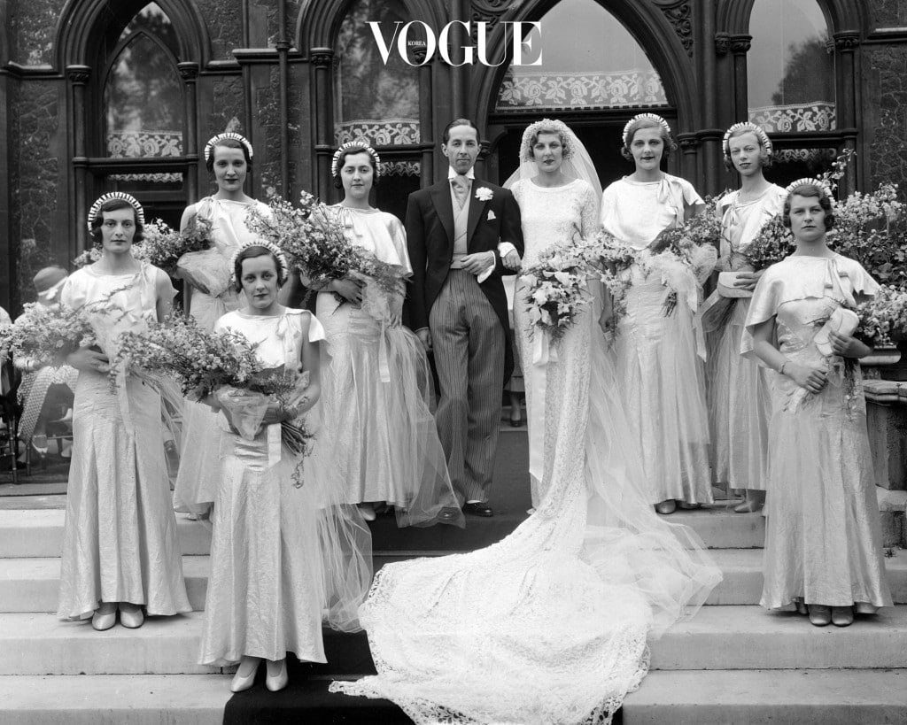 지난 날 블랙 앤 화이트의 깔끔한 단체 사진도 좋지만 결혼식 복장이 자유로운 만큼 단체 사진에 개성을 더하는 시대가 된 요즘! 