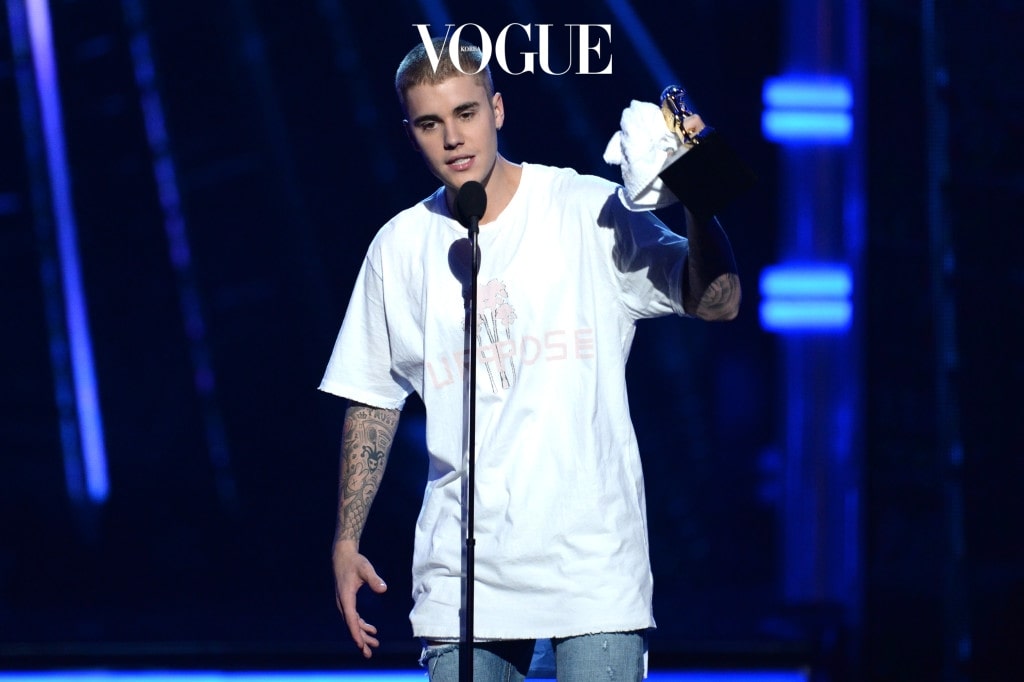 LAS VEGAS, NV - MAY 22:  Recording artist Justin Bieber accepts the Top Male Artist award onstage during the 2016 Billboard Music Awards at T-Mobile Arena on May 22, 2016 in Las Vegas, Nevada.  (Photo by Kevin Winter/Getty Images)