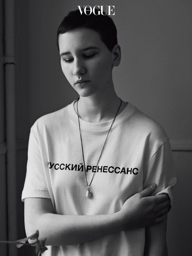 모스크바를 흥미롭게 만드는 새로운 창의적 에너지의 대표 주자, 고샤 루브친스키. 그의 이름을 새긴 하얀 티셔츠만큼 쿨한 것도 없다.