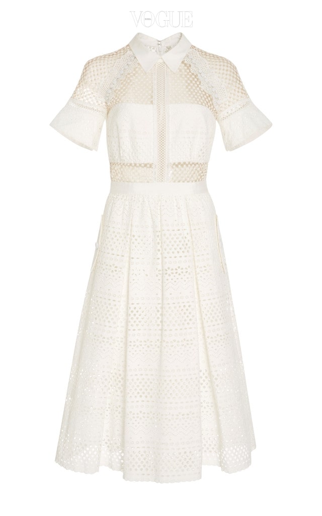 아일렛과 레이스 장식의 로맨틱한 화이트 드레스. 셀프 포트레이트 제품. 510달러. 