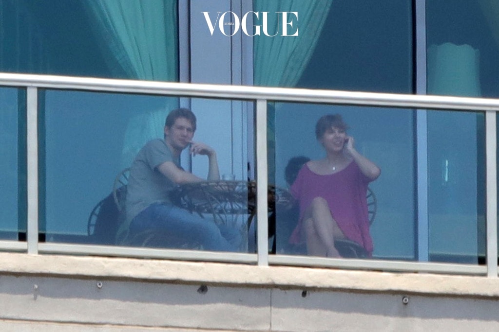 EXCLUSIVE: ***PREMIUM EXCLUSIVE RATES APPLY, NO WEB UNTIL 12.01am GMT MONDAY JUNE 5Th 2017*** Taylor Swift shows boyfriend Joe Alwyn the view over morning coffee in Nashville, Tennessee. Smitten Taylor, in a loose red dress and bare feet, beamed as she pointed out the sights across her home town to the rising British star. Pictured: Taylor Swift and Joe Alwyn Ref: SPL1511506  040617   EXCLUSIVE Picture by: Splash News Splash News and Pictures Los Angeles:310-821-2666 New York:212-619-2666 London:870-934-2666 photodesk@splashnews.com 