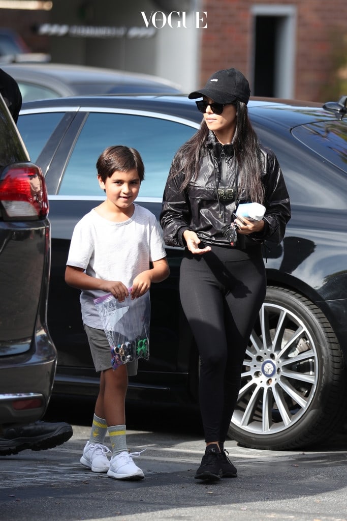 Kourtney Kardashian and Mason Disick are seen running errands together in Calabasas, CA.  Mason can be seen with a bag full of fidget spinners Pictured: Kourtney Kardashian, Mason Disick Ref: SPL1508964  300517   Picture by: LA Photo Lab / Splash News Splash News and Pictures Los Angeles:310-821-2666 New York: 212-619-2666 London:870-934-2666 photodesk@splashnews.com 