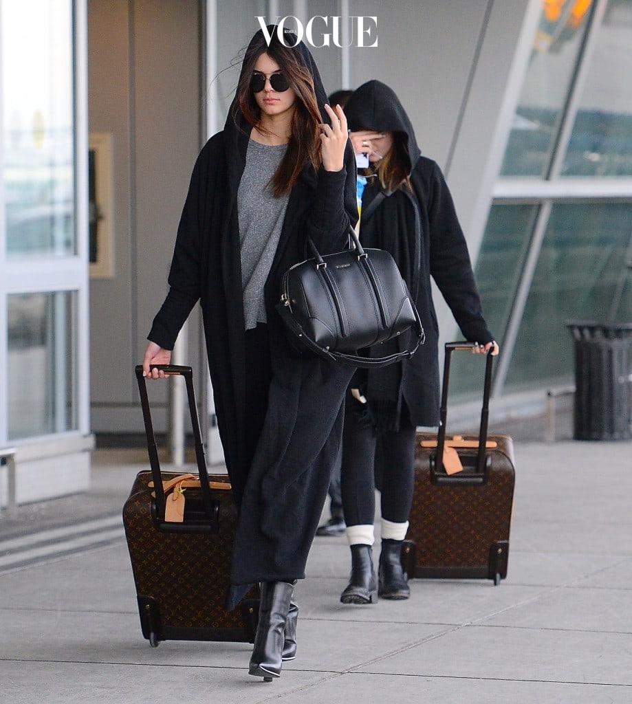 Kendall Jenner and Kylie Jenner were spotted arriving to JFK airport in NYC on Monday evening. The pair wore no makeup as they touched down. Kylie opted to wear no sunglasses while Kendall wore dark shades, as well as a long black cape. The sisters pulled matching Louis Vuitton bags as the scurried to their SUV. Pictured: Kendall Jenner and Kylie Jenner Ref: SPL689067  270114   Picture by: 247PapsTV / Splash News Splash News and Pictures Los Angeles:310-821-2666 New York:212-619-2666 London:870-934-2666 photodesk@splashnews.com 