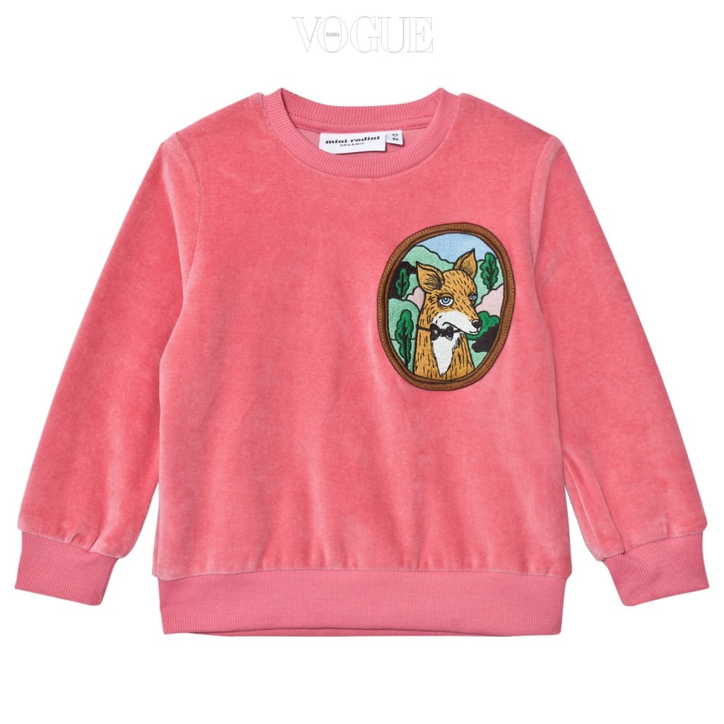 벨벳 소재가 더욱 포근한 느낌을 더하는 핑크 스웨트 셔츠는 미니 로디니(Mini Rodini). 