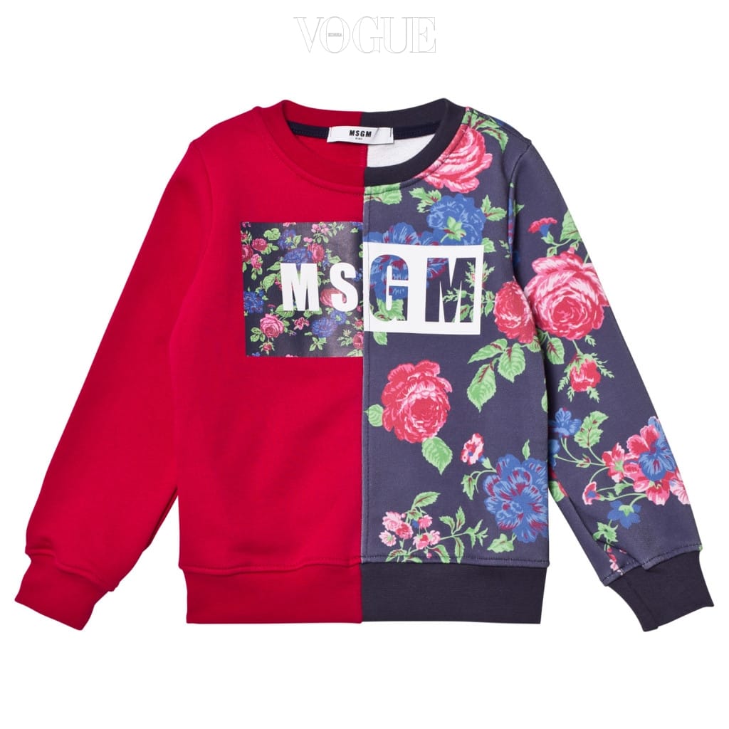 꽃 모티브와 레드 컬러가 반씩 접힌 형태로 디자인된 스웨트 셔츠는 MSGM. 