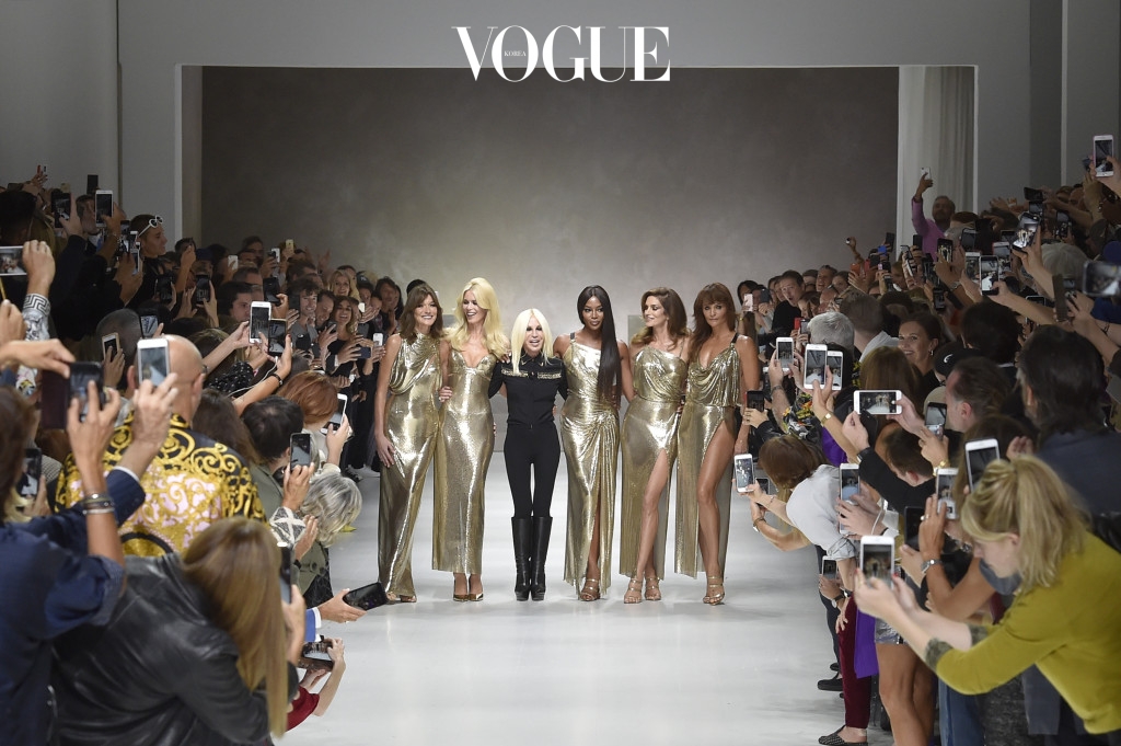 MILAN, ITALY - SEPTEMBER 22:  Fashion designer Donatella Versace with Supermodels L-R, Carla Bruni, Claudia Schiffer, Naomi Campbell, Cindy Crawford, Helena Christensen, walk the runway at the Versace Spring Summer 2018 fashion show during Milan Fashion Week on September 22, 2017 in Milan, Italy.  (Photo by Catwalking/Getty Images)
